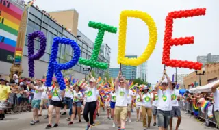 Chicago Pride Parade колонна прайд-парада с буквами P R I D E из цветных шариков